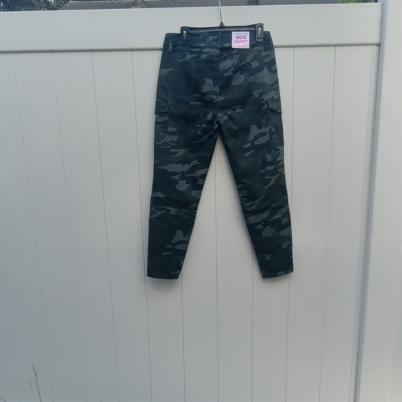 New Vanilla Star Camouflage Cargo Pants - Picture 6 of 7